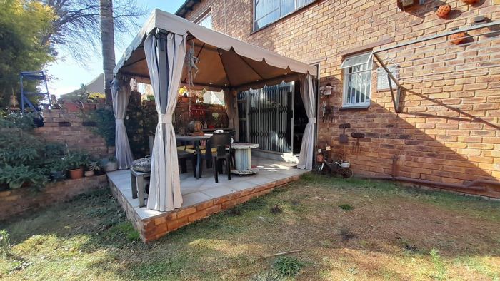 For Sale: Townhouse in Glen Marais Ext 3 with 3 beds, private garden, security.