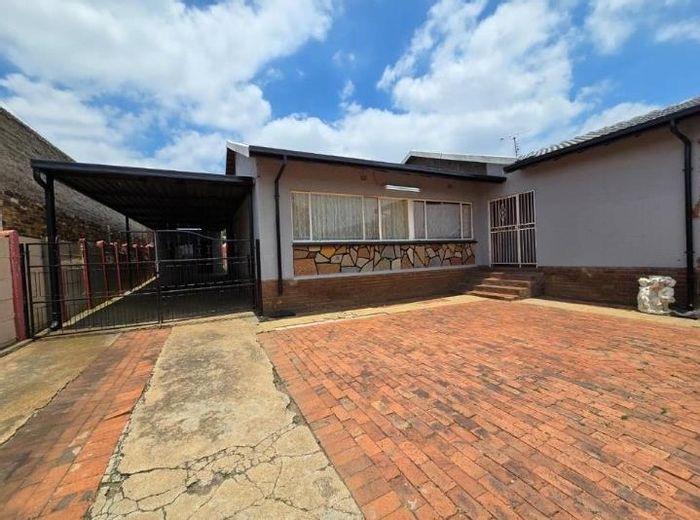 Roseacres House For Sale: 3 Bedrooms, Pool, Open-Plan Living, Secure Carport.
