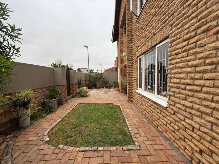 Versatile Vineta house for sale: 5 bedrooms, dual living, beach proximity.