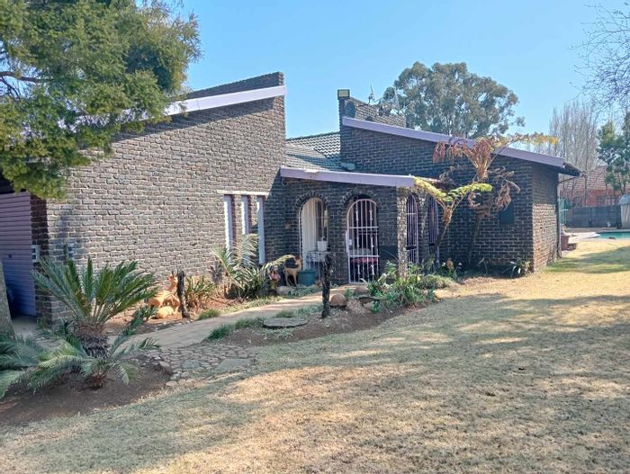 Brackenhurst House For Sale: Spacious garden, pool, study, double garage, and carports.