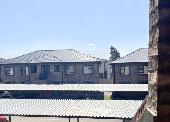 Ravenswood Apartment For Sale: 2 Bedrooms, 2 Bathrooms, Convenient Location, Great Amenities.