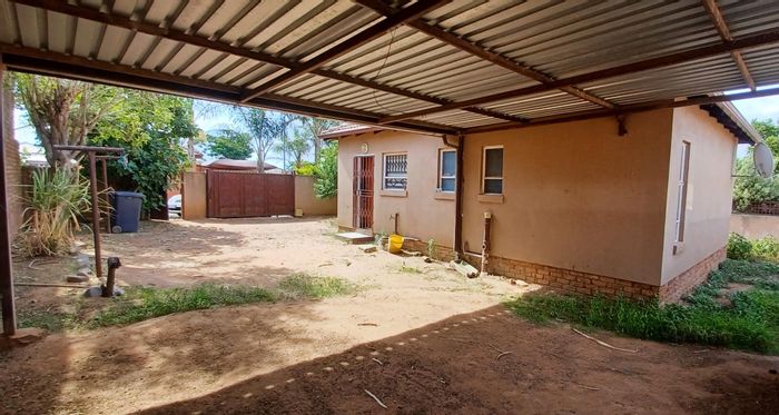 Kirkney House For Sale: Spacious living, garden, carport, prepaid utilities.