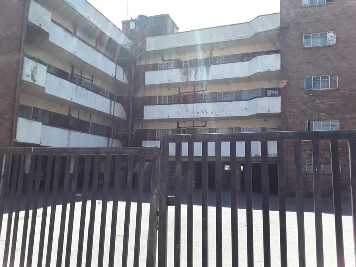 Two-bedroom apartment for sale in Rosettenville, near transport routes, R290,000.