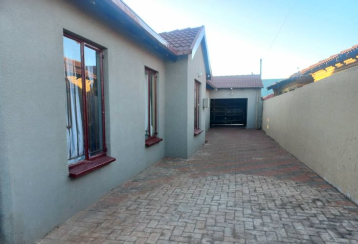 Dawn Park House For Sale: Spacious living, security features, and prime location.