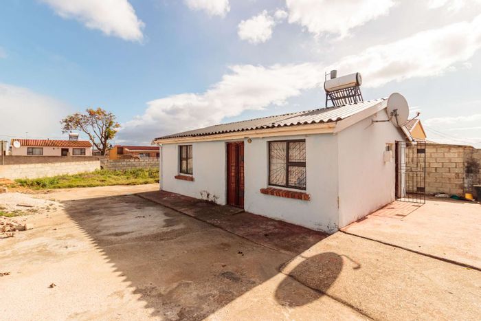 Zwide House For Sale: Spacious yard, security features, close to amenities.