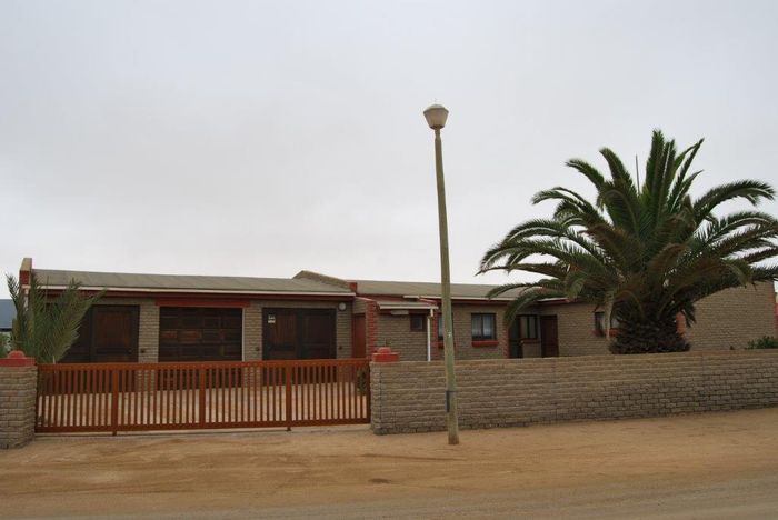 Property #2219842, House For Sale in Henties Bay Central