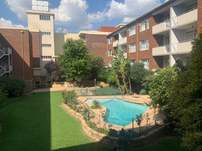 Gresswold Apartment To Rent: 2 bedrooms, communal pool, secure parking, great schools nearby.