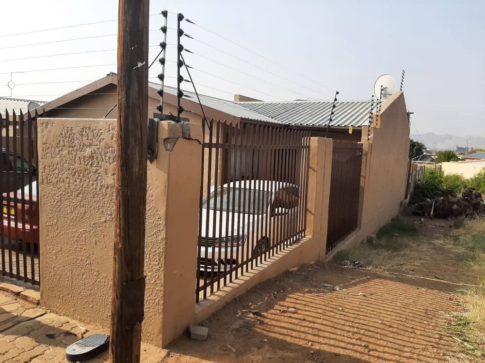 House side view bordering a corner vacant erf.