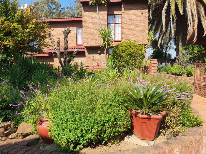 For Sale: Townhouse in The Hill with pool, garden, and 24/7 security.