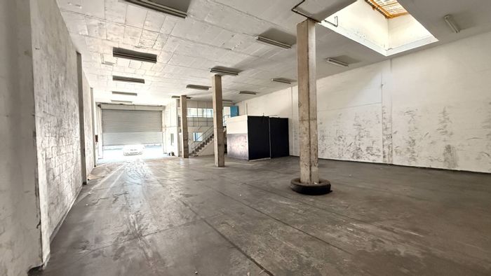 Industrial warehouse to rent in Mountain Ridge with 3-phase power and office space.