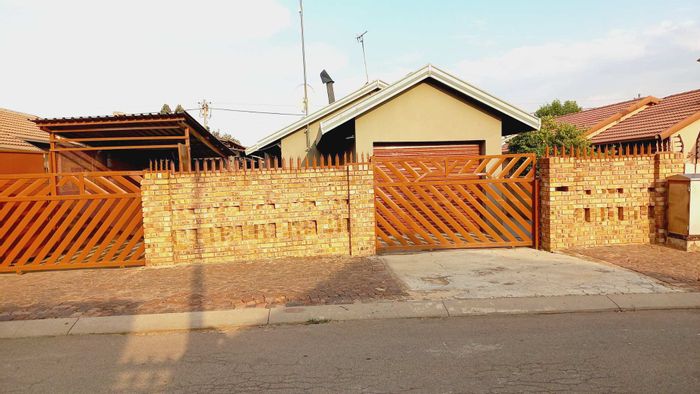 For Sale: House in Daveyton Ext 2 with income-generating rooms and garage.