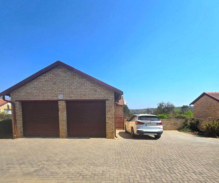 Kyalami Hills House To Rent: Gated estate, garden, double garage, near Mall of Africa.