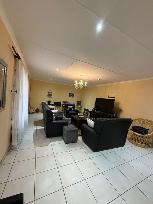 Wanaheda House For Sale: 4 Bedrooms, Braai Area, Garage, and Extra Rooms.
