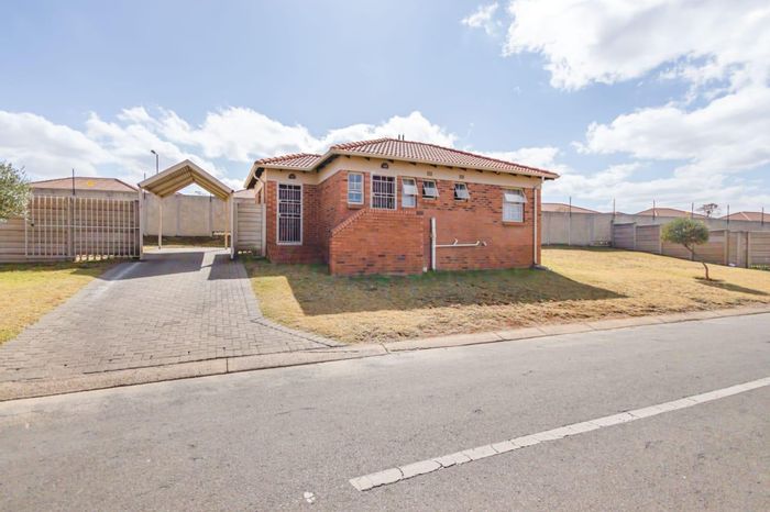 For Sale: House in Thatch Hill Estate with 3 bedrooms, carport, and community security.