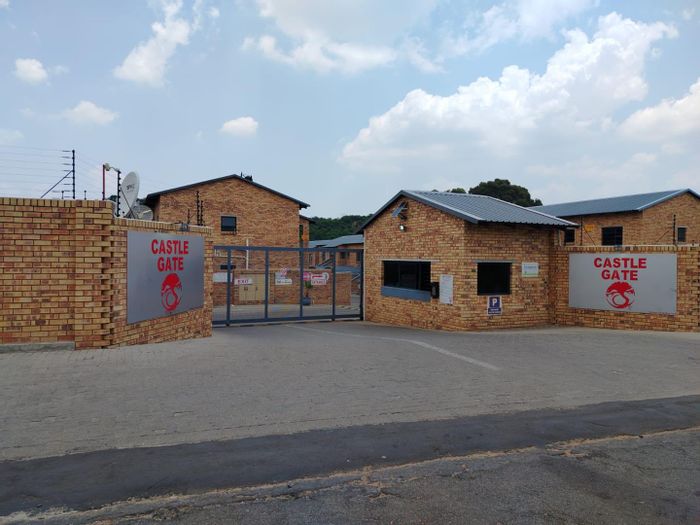 For Sale: Townhouse in Norton with 2 beds, balcony, and pet-friendly rules.