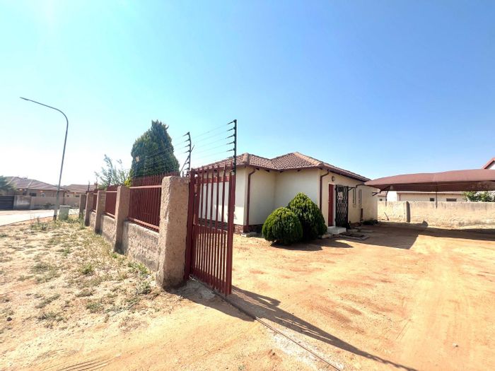 For Sale: 3-bedroom house in Southern Gateway with covered parking and spacious layout.