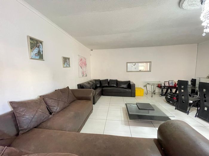 For Sale: House in Hochlandpark with 4 bedrooms, entertainment area, and double garage.