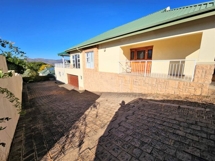 To Rent: House at Caribbean Beach Club, 4 beds, pool, double garage, balcony.