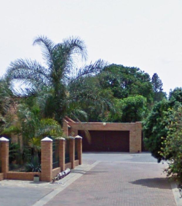 For Sale: Clubview Townhouse with 3 bedrooms, garden, double garage, and fiber-ready.