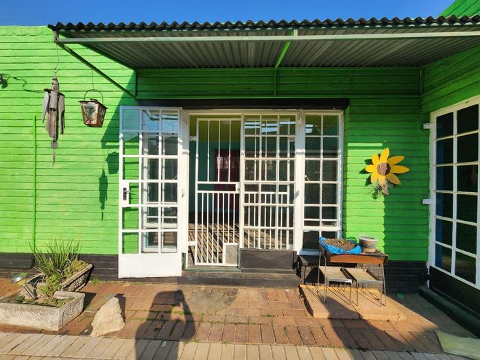 Farrarmere Cottage To Rent: Secure, prepaid electricity, shared garden, covered parking.