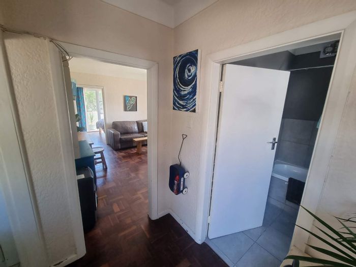 Camps Bay Apartment To Rent: 1 Bedroom, balcony, ocean views, close to beaches.