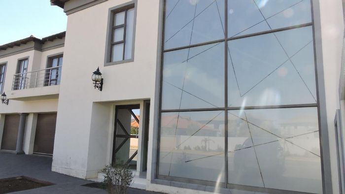 Savannah Country Estate House For Sale: 4 beds, study, gaming room, pool, flatlets.