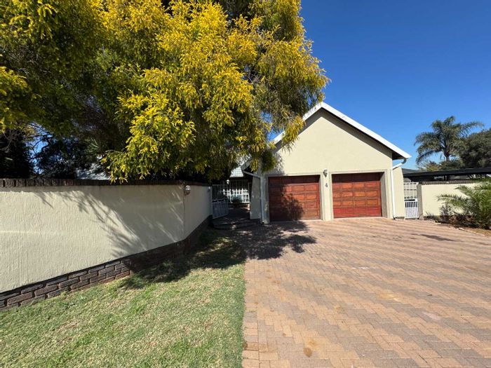 Verwoerdpark House For Sale: 3 beds, pool, Lapa, double garages, study.