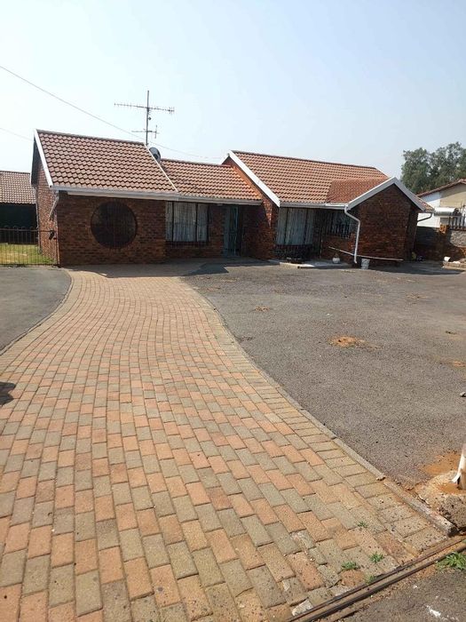 Elandspark House For Sale: 3 bedrooms, pool, flatlet, ample parking, security features.