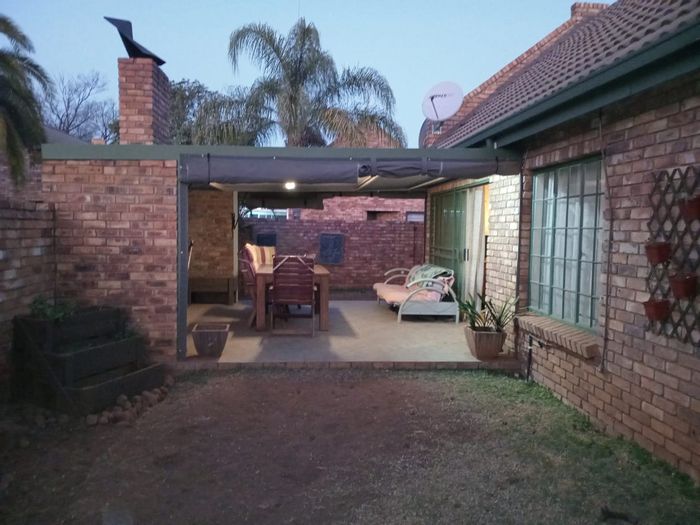 Property #2395458, Townhouse For Sale in Silverton