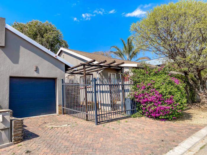 Rivonia House For Sale: 3 bedrooms, cottage, braai area, and convenient location.