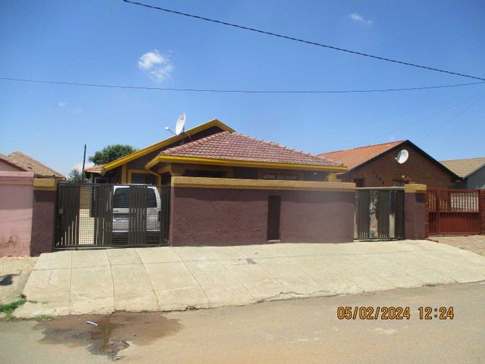 Property #2213339, House for sale in Protea Glen