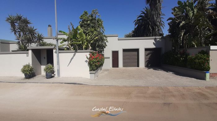 For Sale: House in Vineta with two flats, gardens, garages, and jacuzzi.