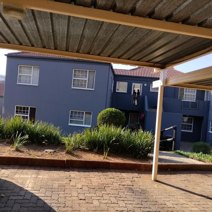 Linmeyer Townhouse To Rent: 2-bed unit, open plan, communal pool, near Marist.