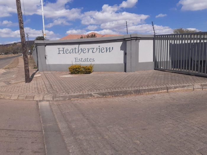 Heatherview House For Sale: Secure complex, 586m2 land, ideal for dream home.