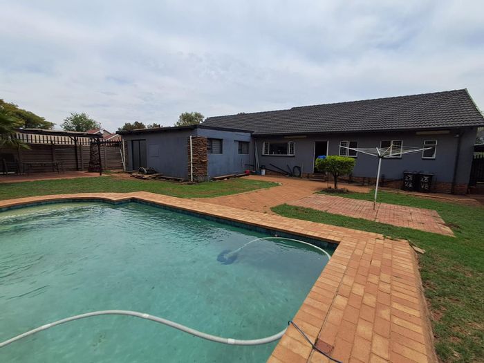 For Sale: House in Mayberry Park with 4 beds, pool, large garden, carport.