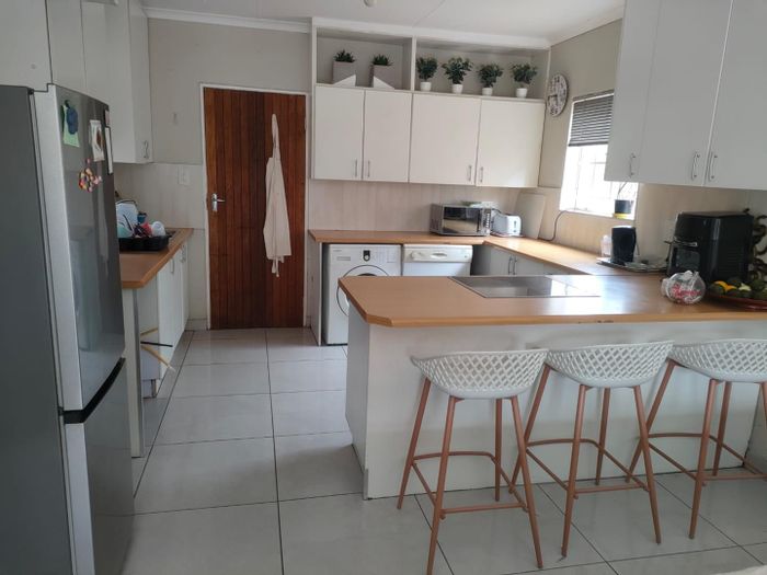 Cluster To Rent in Strubensvallei: Open plan living, garden lapa, pet-friendly.