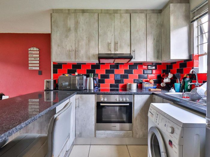 Ridgeway Townhouse For Sale: 2 bedrooms, pool access, close to amenities.