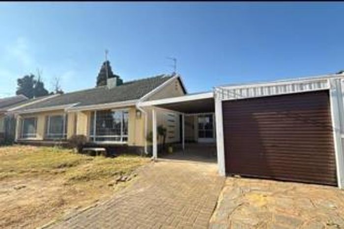 Ridgeway House For Sale: 5 Bedrooms, spacious garden, tandem garage, ideal location.
