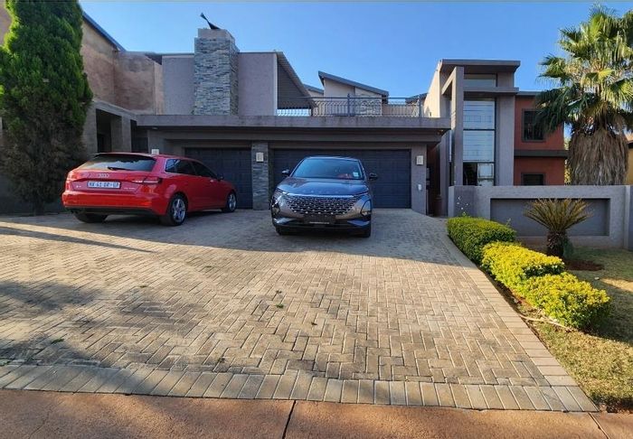 For Sale: House in Amandasig with 3 beds, 4 baths, and 3 garages.