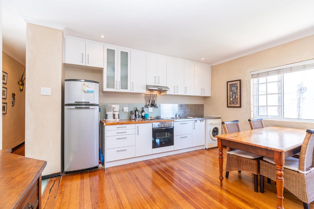 Kitchen with fitted oven, washing machine can stay