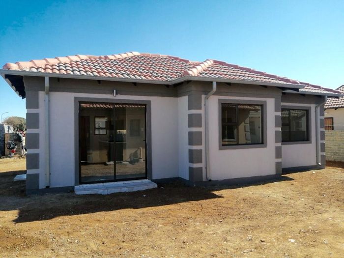 House for Sale in Brakpan North: 2 Bedrooms, Open-plan Living, Secure Estate.