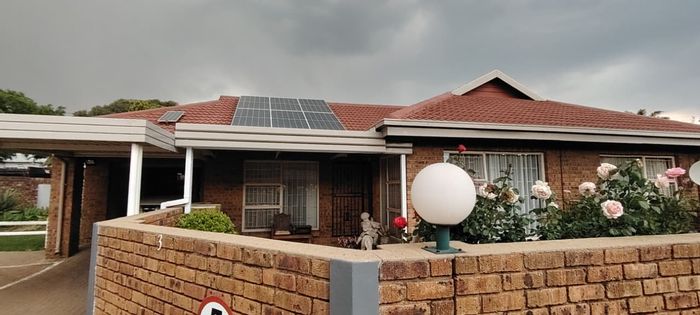 House for Sale in New Redruth: 2 beds, solar system, garage, gardens.