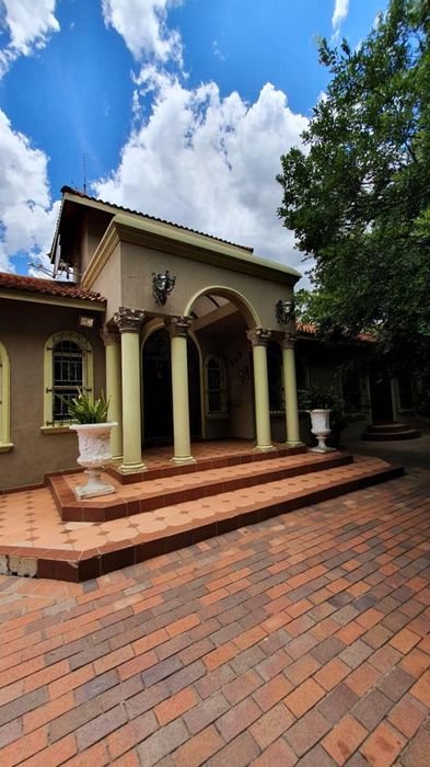 Bryanston House For Sale: Spacious layout, pool, orchard, guest suite, and development potential.