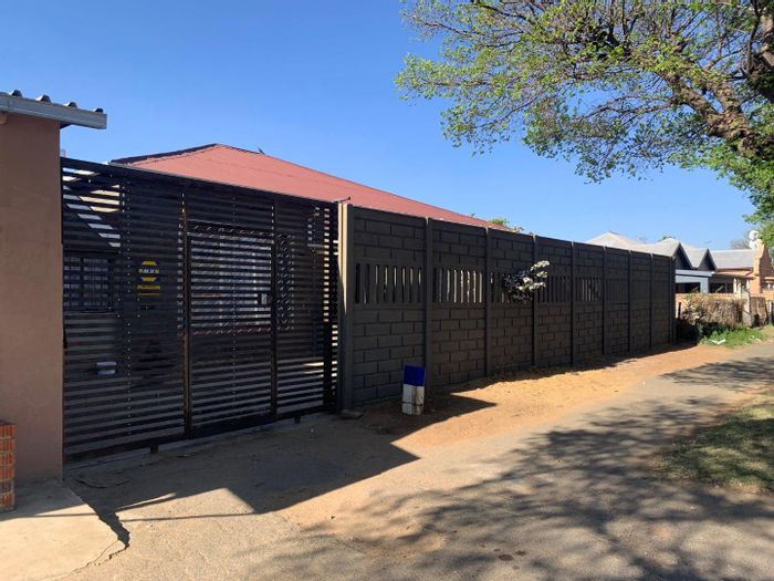 For Sale: Kenilworth House with 3 bedrooms, 6 rental rooms, steady income.