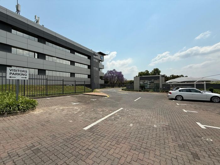 Office To Rent in Rivonia: 660m², 24-hour security, fibre, flexible layout.