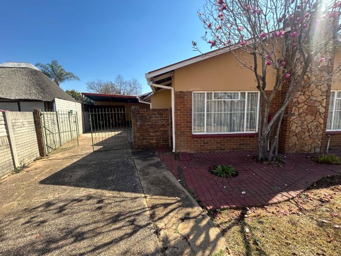 4-Bedroom House in Booysens For Sale with Pool, Flatlet, and Ample Parking.