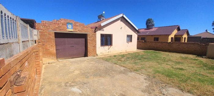 Property #2135476, House for sale in Lenasia South