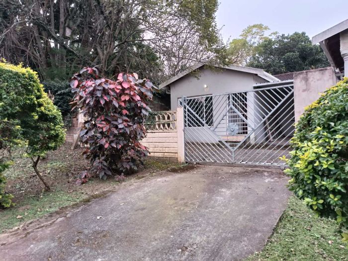 Cottage To Rent in Lincoln Meade: 1 bed, private entrance, carport, courtyard.