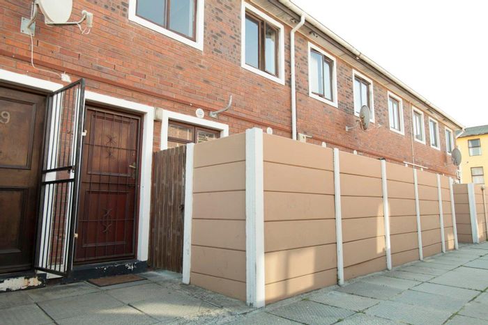 3-Bedroom Townhouse in Rylands Mews with Spacious Yard and Parking!