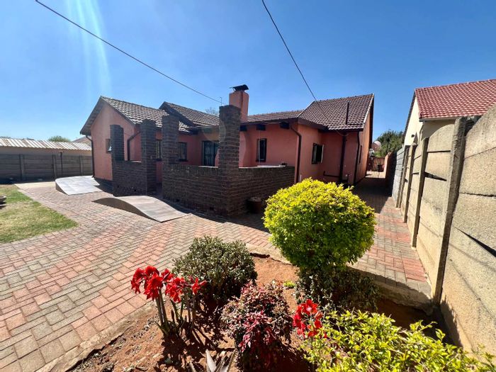 Witpoortjie House To Rent: 3 Bedrooms, double garage, braai area, spacious layout.
